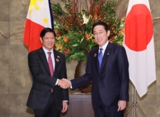 Prime Minister Kishida shakes hand with President Marcos