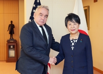 Minister Kamikawa and Coordinator Campbell who shake hands facing straight at a camera