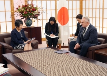 Minister Kamikawa and Coordinator Campbell who exchange opinions after having a seat