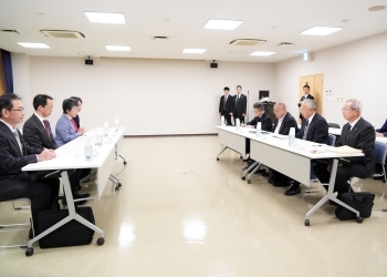 Minister Kamikawa and Chairman Nozaki who exchange views after having a seat at a table