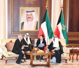 Special Envoy Mori shaking hands with H.H. Sheikh Mishal, Amir of the State of Kuwait