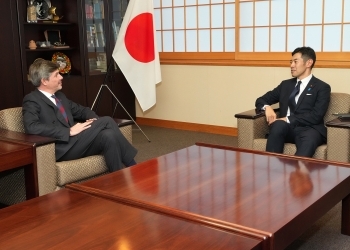 State Minister Tsuji and Ambassador Evrard who exchange views after having a seat