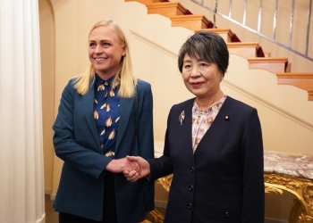 Foreign Minister Kamikawa shakes hand with Fin Foreign Minister