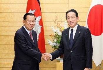Prime Minister Kishida shakes hand with Mr. HUN Sen