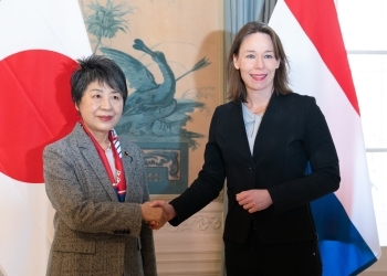 Photo session before the Japan-Netherlands Foreign Ministers' Meeting (Working Lunch)