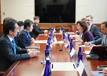 (Photo) Meeting between Foreign Minister KAMIKAWA and U.S. Secretary of Commerce Raimondo