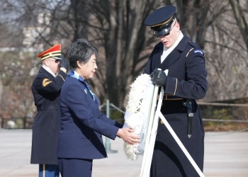 Foreign Minister Kamikawa visits Arlington National Cemetary