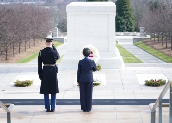Minister Kamikawa prays at the Arlington National Cemetary
