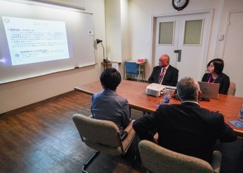Minister Kamikawa talks with the president of Montreal Hoshuko School
