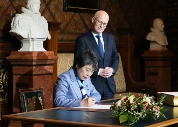 Foreign Minister Kamikawa signing the document