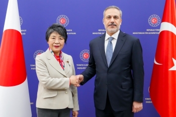 Foreign Minister Kamikawa shaking hands with Foreign Minister Türkiye, Mr. Fidan