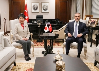Photo session of two Foreign Ministers