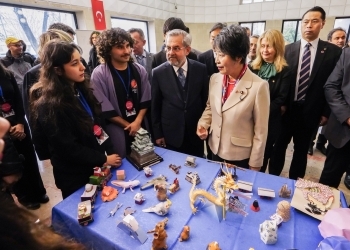 Foreign Minister Kamikawa inspecting the Japanese Culture Circle booth