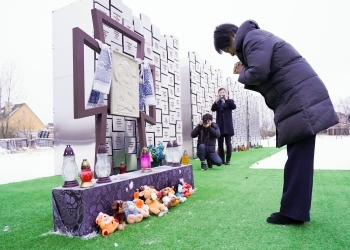 Minister of Foreign Affairs Kamikawa paying her respects at the cenotaph at St. Andrew Church