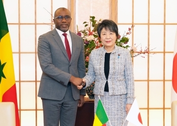 Foreign Minister Kamikawa shaking hands with Mr. KA, Minister of Economy, Planning and Cooperation of Senegal