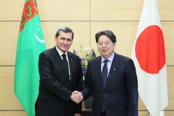 Chief Cabinet Secretary Hayashi is shaking hands with Deputy Chairman and Foreign Minister Meredov’