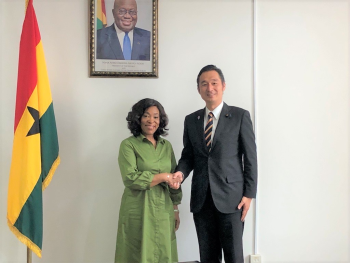Mr. Fukazawa shaking hands with Hon. Ms. Botchwey, Minister for Foreign Affairs and Regional Integration of Ghana