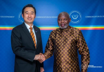 Mr. Fukazawa shaking hands with H.E. Mr. Kamerhe, Deputy Prime Minister and Minister of National Economy of the DRC