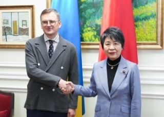 The two foreign ministers shaking hands