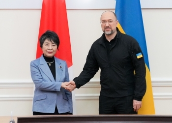 Foreign Minister Kamikawa shaking hands with Prime Minister Shmyhal