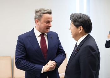 Chief Cabinet Secretary HAYASHI is talking with Mr. Xavier BETTEL, Vice Prime Minister, Minister for Foreign Affairs and Foreign Trade, Minister for Development Cooperation and Humanitarian Affairs of Luxembourg