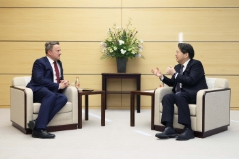 Meeting by Chief Cabinet Secretary HAYASHI and Mr. Xavier BETTEL, Vice Prime Minister, Minister for Foreign Affairs and Foreign Trade, Minister for Development Cooperation and Humanitarian Affairs of Luxembourg