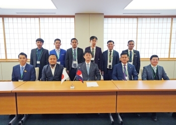 (Photo) Parliamentary Vice-Minister KOMURA and Cambodian youths involved in politics