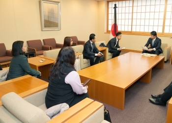 Meeting between Parliamentary Vice-Minister KOMURA and members of the Myanmar community residing in Japan