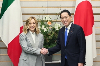 Prime Minister Kishida shakes hands with Prime Minister of Italy, Ms. MELONI.