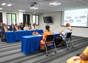 Foreign Minister Kamikawa receives an explanation from Pacific Climate Change Centre staff