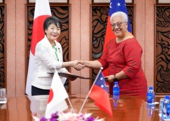 Foreign Minister KAMIKAWA and Hon. Fiame, Samoan Prime Minister and Minister of Foreign Affairs and Trade, exchanged notes