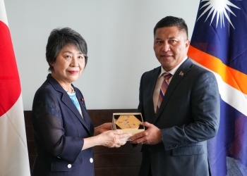 Minister Kamikawa presented a small box of Kanazawa foil to Minister of Foreign Affairs and Trade Kaneko, Marshall