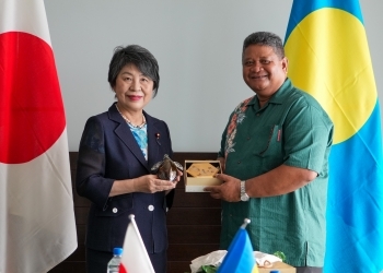 Foreign Minister Kamikawa and Hon. AITARO, Minister of State, Palau, exchanging memorial gifts