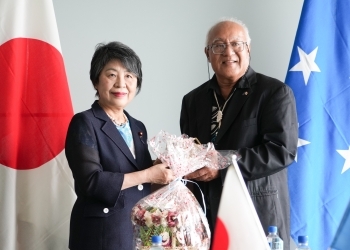 Foreign Minister Kamikawa and Hon. Robert, Secretary of the Department of Foreign Affairs of Micronesia, exchanging memorial gifts