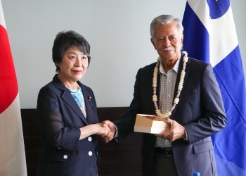 Minister Kamikawa presented a small box of Kanazawa foil to H.E. PUNA, Secretary General, PIF Secretariat