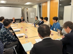 Prof. Matsumoto discusses with Japanese young researchers