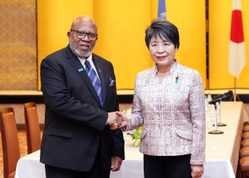 Foreign Minister Kamikawa shaking hands with Mr. Francis, President of the 78th session of the UN General Assembly