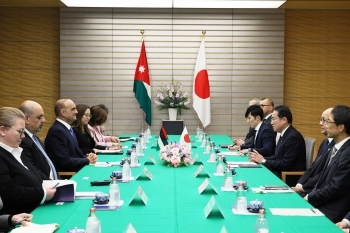 Two leaders who have a talk after having a seat at a table