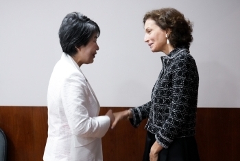 Foreign Minister KAMIKAWA shaking hands with H.E. Ms. Audrey Azoulay, Director-General of UNESCO