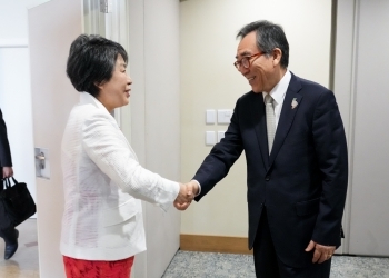 Minister Kamikawa and Minister Cho greet each other with a smile