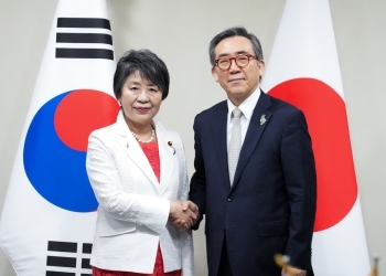 Minister Kamikawa shaking hands with Minister Cho
