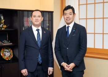 Mr. TSUJI, State Minister for Foreign Affairs of Japan pictured alongside Mr. Erkinbek OSOEV, Ambassador Extraordinary and Plenipotentiary of the Kyrgyz Republic to Japan