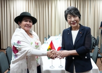 Foreign Minister Kamikawa shaking hands with Foreign Minister SOSA, Bolivia