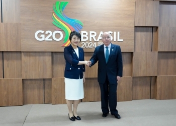 Foreign Minister Kamikawa shaking hands with Foreign Minister Mauro Vieira, Brazil