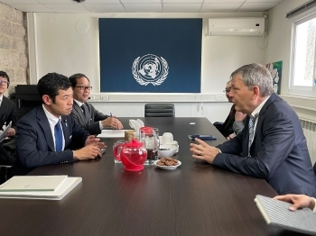 (Photo) Meeting between State Minister Tsuji and UNRWA Commissioner General Phillipe Lazzarini