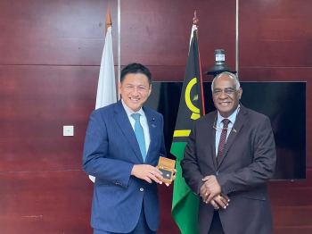 A photo of State Minister Takei with Prime Minister Karsakau Vanuatu before a courtesy call