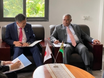 State Minister Takei paid a courtesy call on Hon. Mr. Jotham NAPAT, Minister of Foreign Affairs, International Cooperation and External Trade of the Republic of Vanuatu