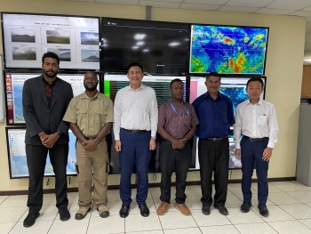 Group photo of State Minister Takei and the members of the Vanuatu Meteorology and Geohazards Department