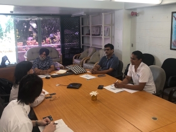 Dr. Kotani exchanges views at the University of the South Pacific