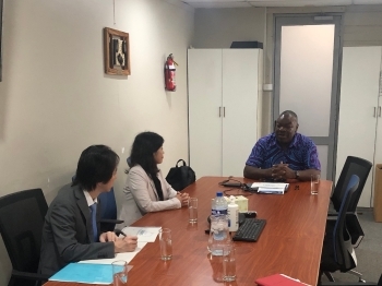 Dr. Kotani exchanges views at the Fiji National University